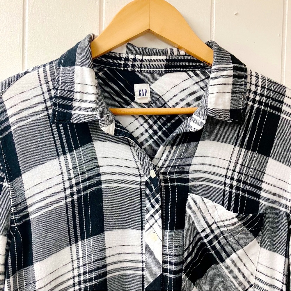 GAP Flannel Black White Gray Plaid Button-Up Shirt Women's SZ Large Long Sleeve - Picture 2 of 7